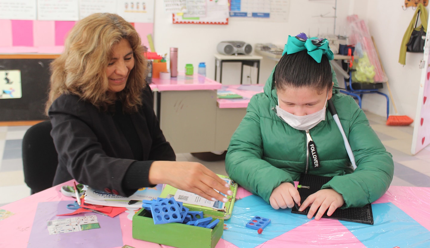 Los estudiantes de educación especial cuentan con materiales educativos asistivos, didácticos y bibliográficos